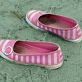139586902742923 Tomma skor på stranden.